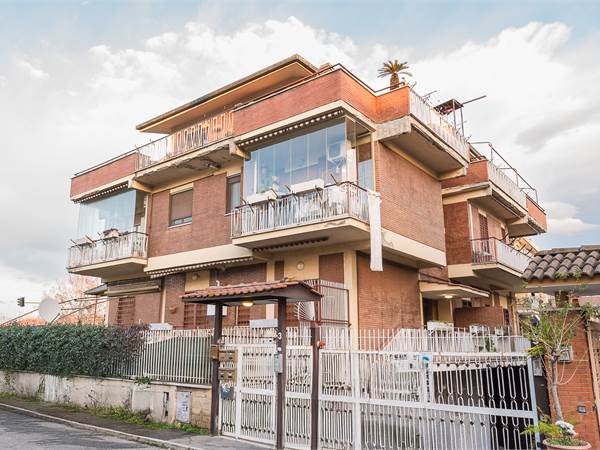 Anagnina, trilocale di ampia metratura con terrazz