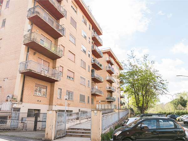 Bivio di Guidonia, Quadrilocale con giardino